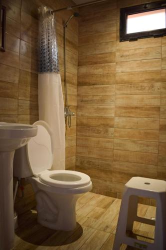 a bathroom with a toilet and a sink at Mar de Fondo Hostel in Punta Del Diablo