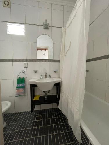 baño con lavabo y cortina de ducha en Hermoso Depto con excelente ubicación en 