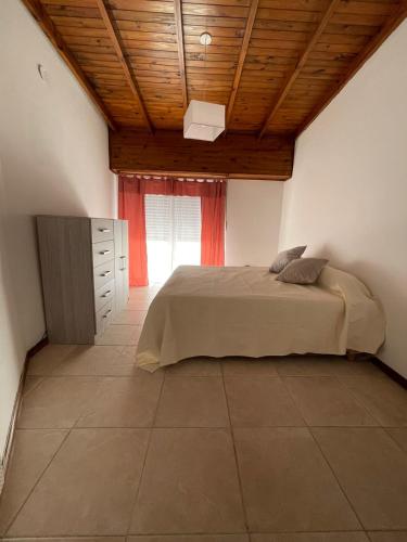 1 dormitorio con cama y ventana en Hermoso Depto con excelente ubicación en 