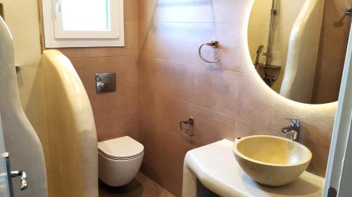 Istérnia的住宿－Aelia Mare Penthouse，一间带水槽、卫生间和镜子的浴室