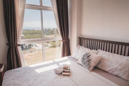 Modern Tropical Luxe Apartment - Ilig-Iligan Beach tesisinde bir odada yatak veya yataklar