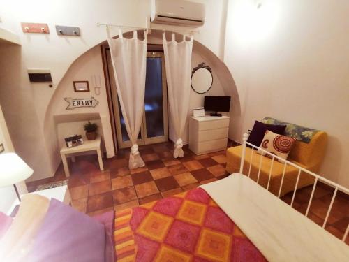 sala de estar con escalera y habitación con cama en Blanco's home, en Nápoles