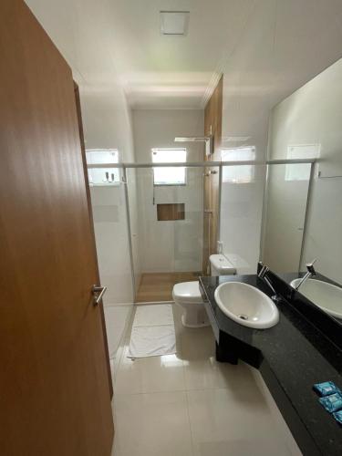 a bathroom with a sink and a toilet at Pousada Encantos de Capitolio in Capitólio