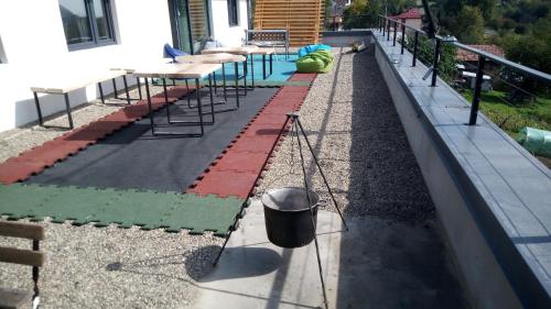 eine Reihe von Tischen und Stühlen auf einer Terrasse in der Unterkunft Casa Prieteniei - camere - 3 km Piatra Neamț in Piatra Neamţ