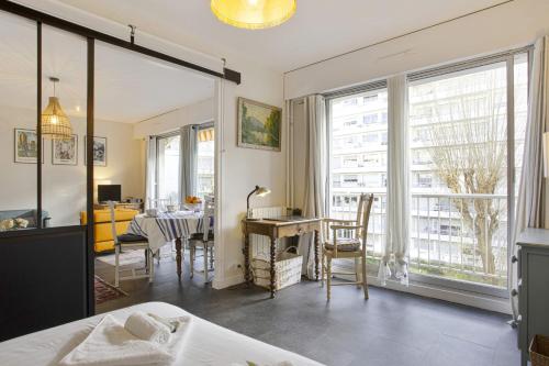 une chambre avec un lit et une salle à manger avec une table dans l'établissement Appartement Regina - Welkeys, à Biarritz