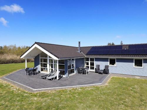 Fjerritslevにある8 person holiday home in Fjerritslevのデッキに太陽光パネルを設置した家