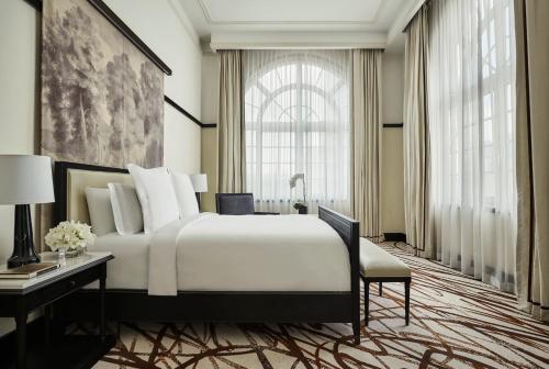 - une chambre avec un lit, un bureau et une fenêtre dans l'établissement Four Seasons Hotel Mexico City, à Mexico