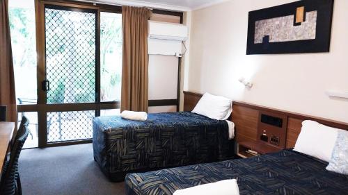 Ένα ή περισσότερα κρεβάτια σε δωμάτιο στο Miners Lodge Motor Inn