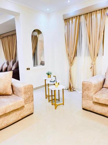a living room with a couch and a table at شقه رائعه باطلاله ساحره تواصل قبل الحجز in Cairo