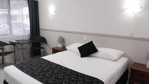 Ένα ή περισσότερα κρεβάτια σε δωμάτιο στο Miners Lodge Motor Inn