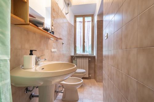 bagno con lavandino e servizi igienici di La Verde Rosa - Casa vacanze a due passi dal lago a Marta