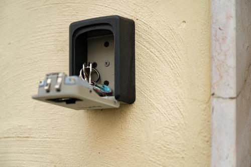 a black electrical outlet on the side of a wall at La Verde Rosa - Casa vacanze a due passi dal lago in Marta