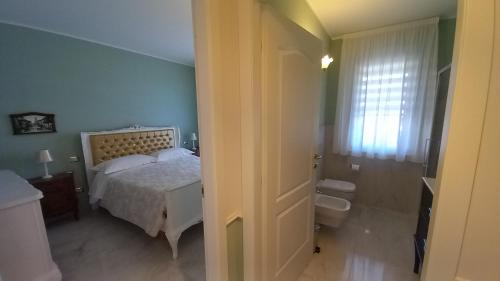 a bedroom with a bed and a bathroom with a toilet at B&B Domus Aurea 20 in San Giovanni Teatino
