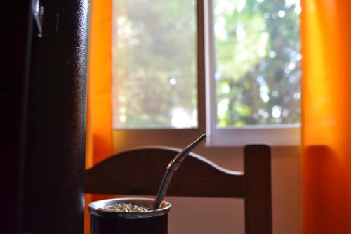 una cuchara en una taza sobre una mesa con una ventana en Los Cipreses en Santa Rosa