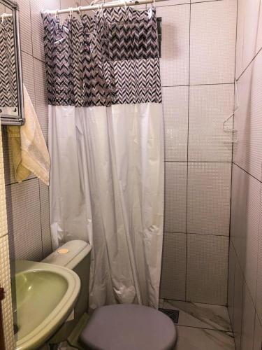 un piccolo bagno con servizi igienici e doccia di Hospê Da Lita a Cunha