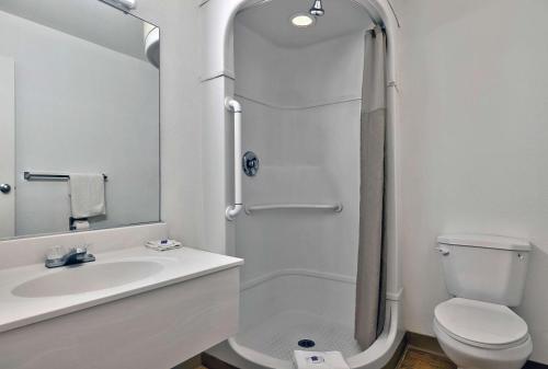 biała łazienka z toaletą i umywalką w obiekcie Studio 6-Longview, TX w mieście Longview