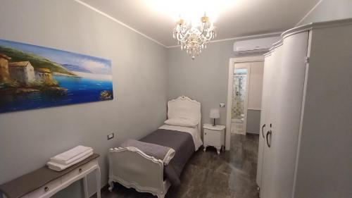 a bedroom with a bed and a painting on the wall at B&B Domus Aurea 20 in San Giovanni Teatino