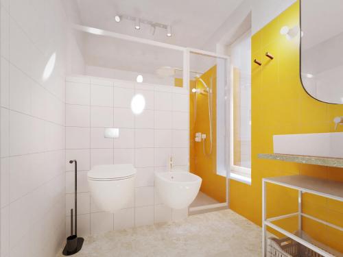 een badkamer met een toilet en een wastafel bij Spacebility Beach - self check-in in Quartu SantʼElena