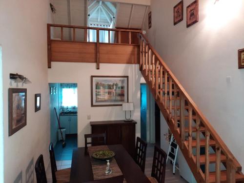 Habitación con escalera, mesa y comedor. en Lahuel 12 en Pinamar