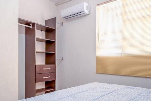 トゥルムにあるCozy Tulum Oasis: 2-Bedroom w/ Poolのベッドルーム(ベッド1台、エアコン付)