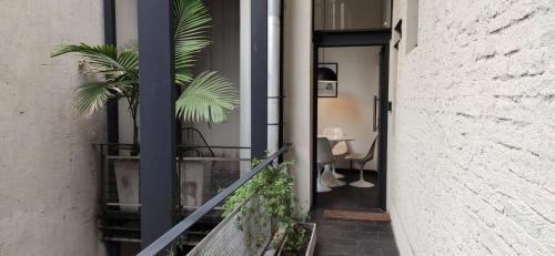 un balcone con piante e un tavolo in un edificio di Departamentos Boulevard Caseros a Buenos Aires