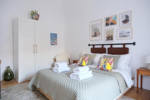 - une chambre avec un lit et des serviettes dans l'établissement Ventisei, à Catane