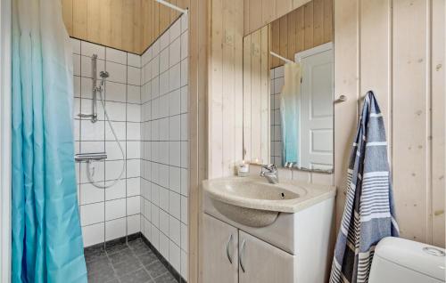 Koupelna v ubytování 4 Bedroom Nice Home In Oksbl