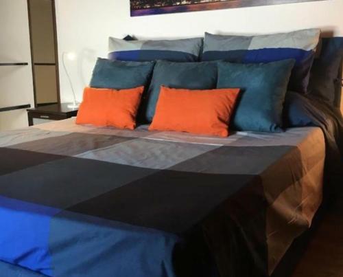 パレルモにあるHouse Busacca di Gallidoroの大型ベッド(オレンジと青の枕付)