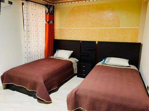 um quarto com duas camas num quarto em DIAMEZ HOTEL PLAZA em Sacaba