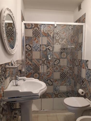 a bathroom with a sink and a shower at B&B Domus Aurea 20 in San Giovanni Teatino
