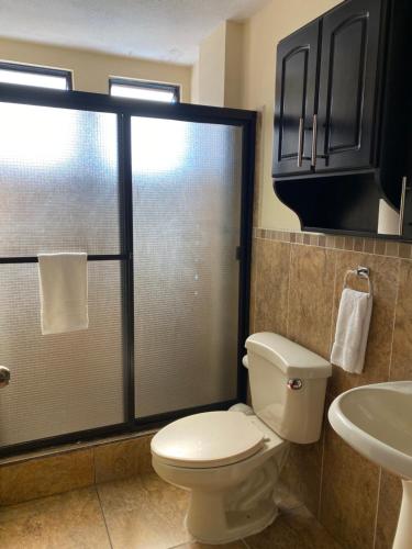 La salle de bains est pourvue de toilettes et d'un lavabo. dans l'établissement Apartamento #3 Portal de Occidente, à Quetzaltenango
