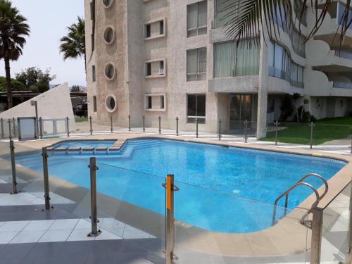 una piscina frente a un edificio en La Serena Sol y Mar, en La Serena