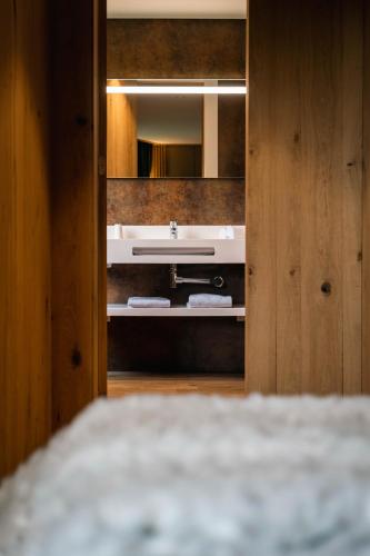 a bathroom with a sink and a mirror at Domaine Des Hautes Fagnes in Ovifat