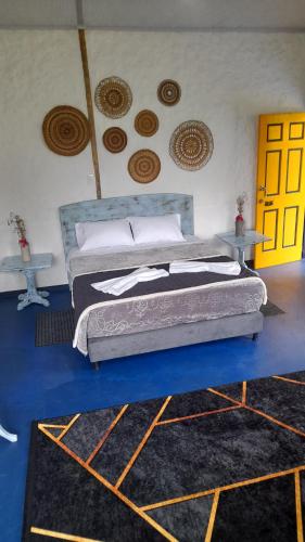 a bedroom with a large bed with a blue floor at Finca Cardonales in Salento