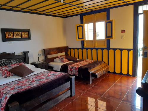 a room with two beds in a room at Finca Cardonales in Salento
