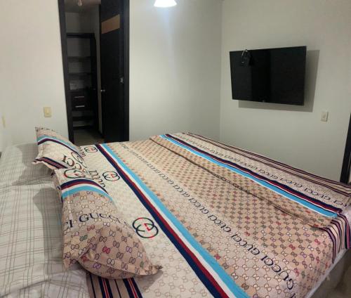 Tempat tidur dalam kamar di APARTAMENTO EN CIUDAD JARDIN
