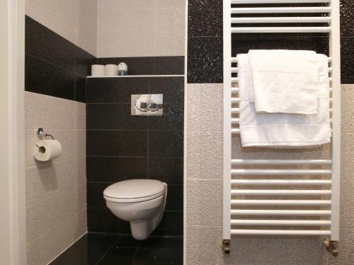 a small bathroom with a toilet and towels at Comfort Humboldt Apartment in Vienna