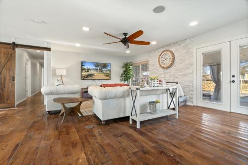 Φωτογραφία από το άλμπουμ του Farmhouse getaway with 3-acres of land σε Sachse