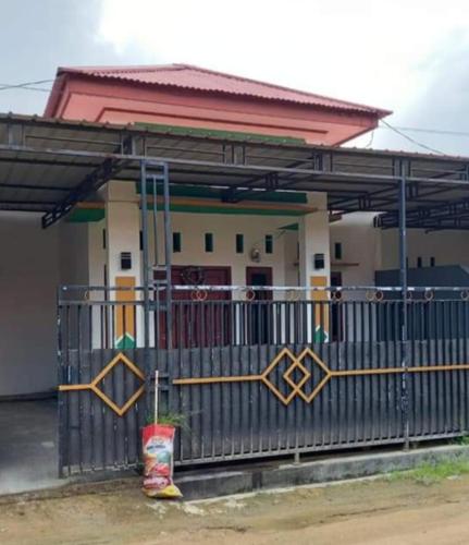 um edifício com um portão em frente em BRAVILIA GUEST HOUSE em Sorong