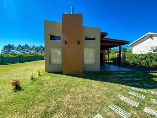 Casa moderna con patio trasero grande en Pinares del Norte en Federación