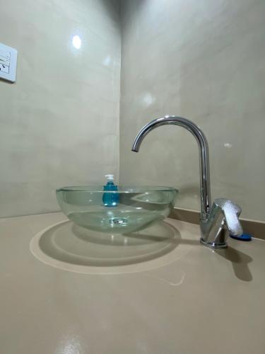 lavabo en el baño con un tazón de cristal con grifo en Nelida en Santa Fe