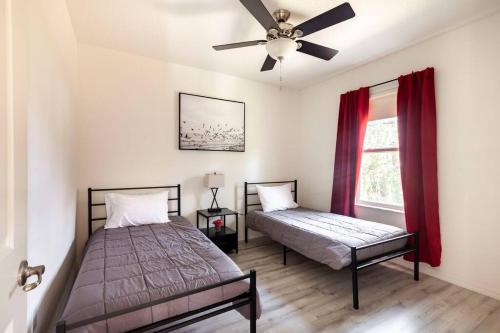 Cette chambre dispose de 2 lits et d'un ventilateur de plafond. dans l'établissement Modern 4 Bdr Home near Tradition Town Center, à Port Sainte-Lucie
