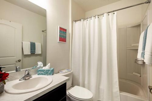une salle de bain avec un lavabo, des toilettes et une douche dans l'établissement Modern 4 Bdr Home near Tradition Town Center, à Port Sainte-Lucie