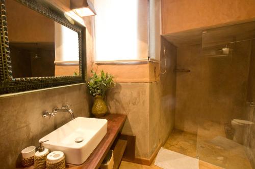uma casa de banho com um lavatório e um espelho em Luxury House at Sacred Valley Urubamba Cusco The Mountain Star em Urubamba