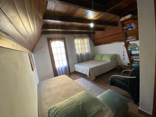 Habitación pequeña con cama y sofá en Chalés Búzios, en Búzios