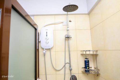 eine Dusche im Bad mit Duschkopf in der Unterkunft Luxe Furnished Premium Unit in Meru