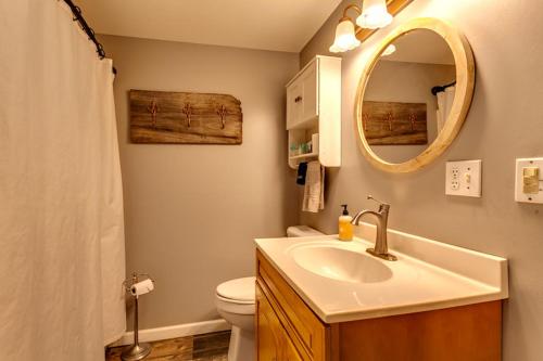 La salle de bains est pourvue d'un lavabo, de toilettes et d'un miroir. dans l'établissement 2 Bedroom House by Staycating, à La Follette