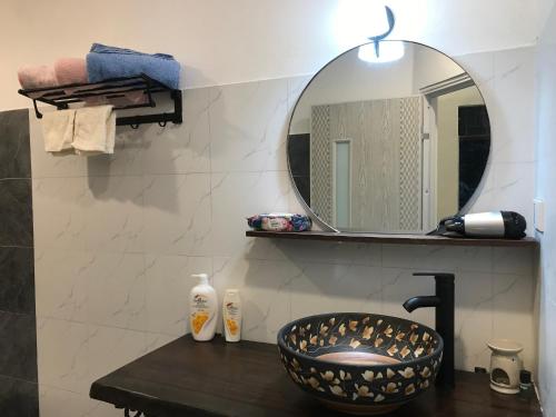 ハノイにあるMinh Vy House 16 Hàng Vôi Cozy Aparment, super fast internet, kitchen and washerのバスルーム(洗面台、鏡付)