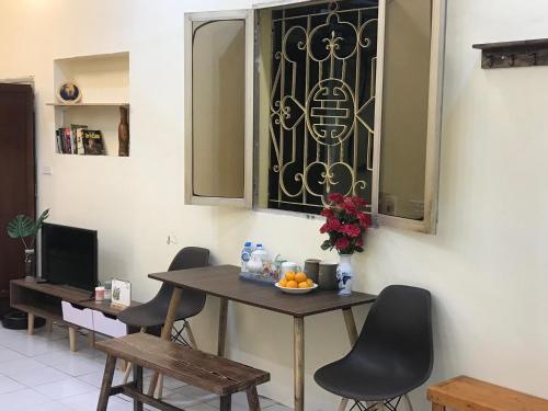 Minh Vy House 16 Hàng Vôi Cozy Aparment, super fast internet, kitchen and washerにあるテレビまたはエンターテインメントセンター