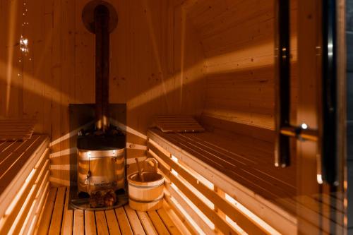 l'intérieur d'un sauna avec un poêle et des seaux dans l'établissement SouL EsCaPe, à Bălan